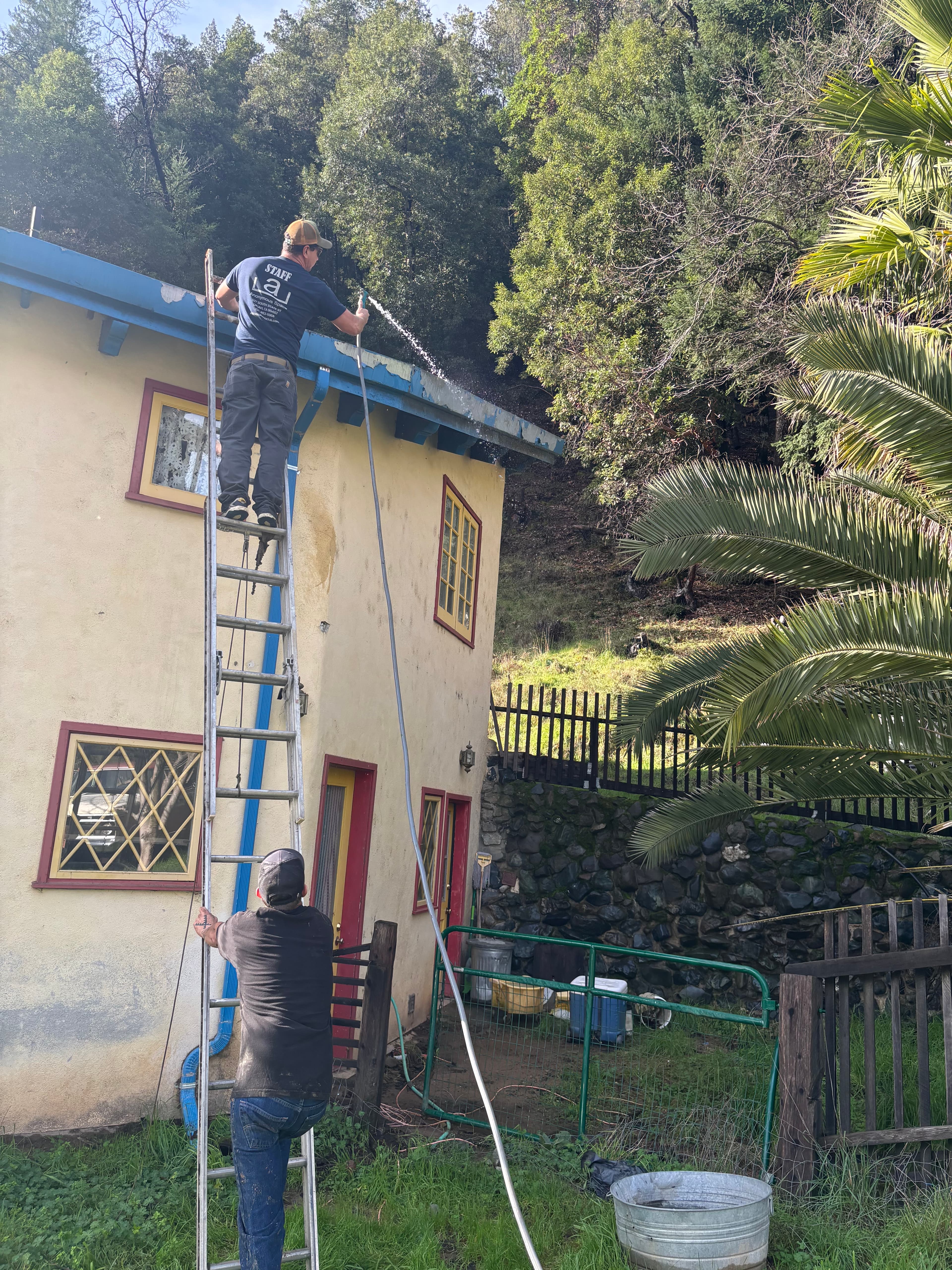 Mendo Labor Cooperative workers on the job - Photo 4